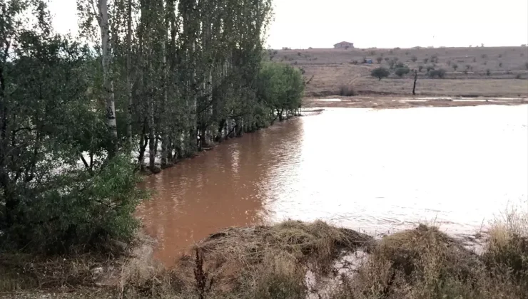 Hüyük ilçesinde şiddetli yağış trafikte aksamaya neden oldu