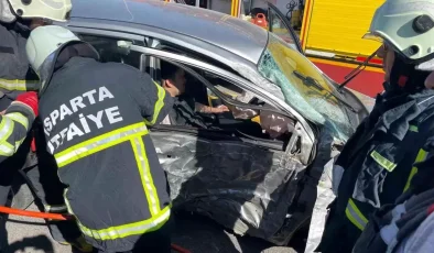 Isparta’da Elektrik Direğine Çarpan Otomobilde 2 Yaralı