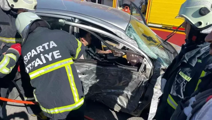 Isparta’da Elektrik Direğine Çarpan Otomobilde 2 Yaralı