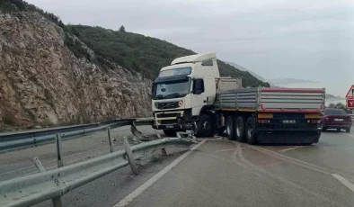 Isparta’da Tırın Bariyere Çarpması Trafiği Aksattı