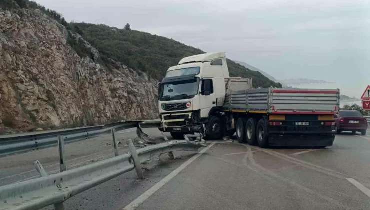 Isparta’da Tırın Bariyere Çarpması Trafiği Aksattı